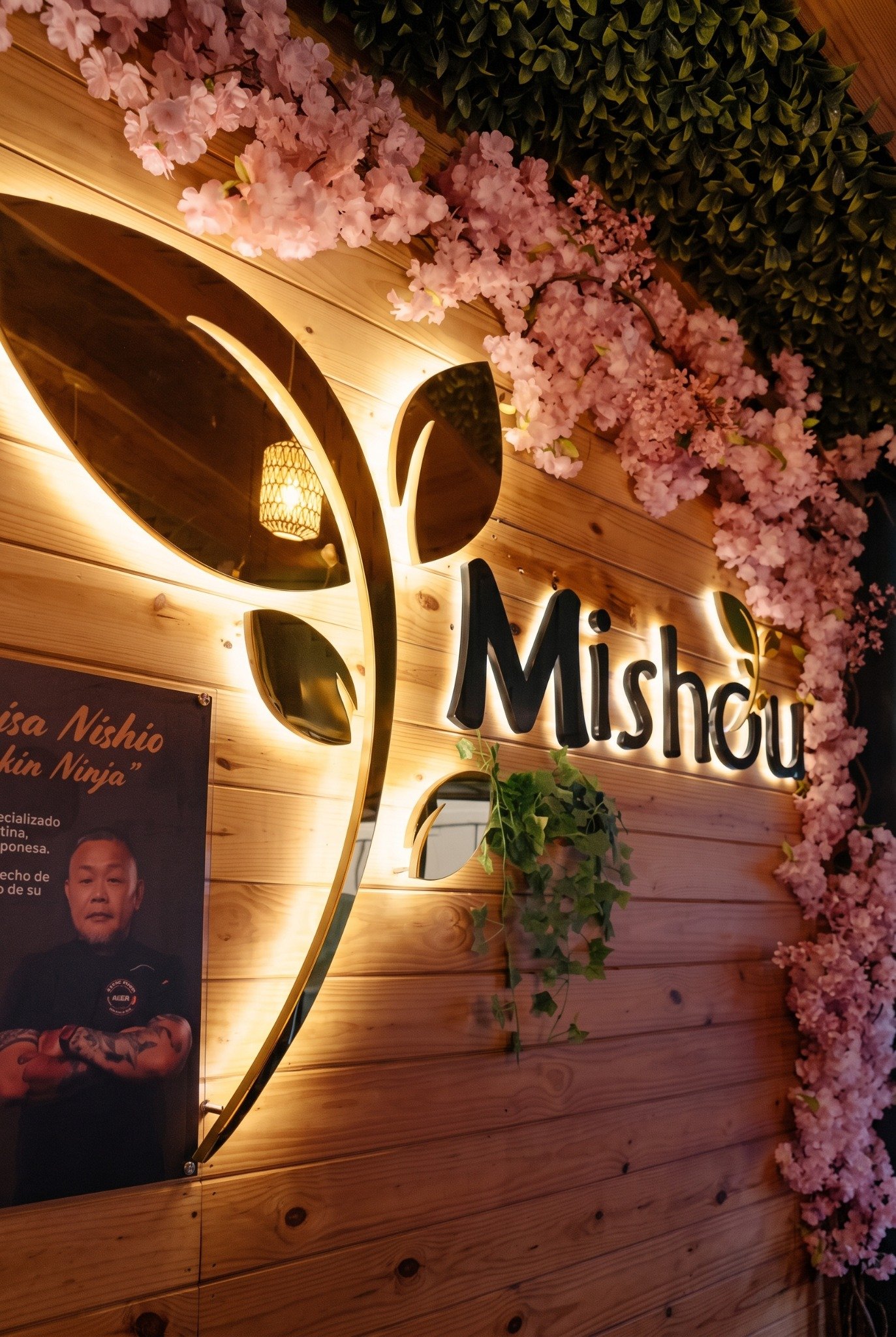 Salón de Mishou preparado para la noche